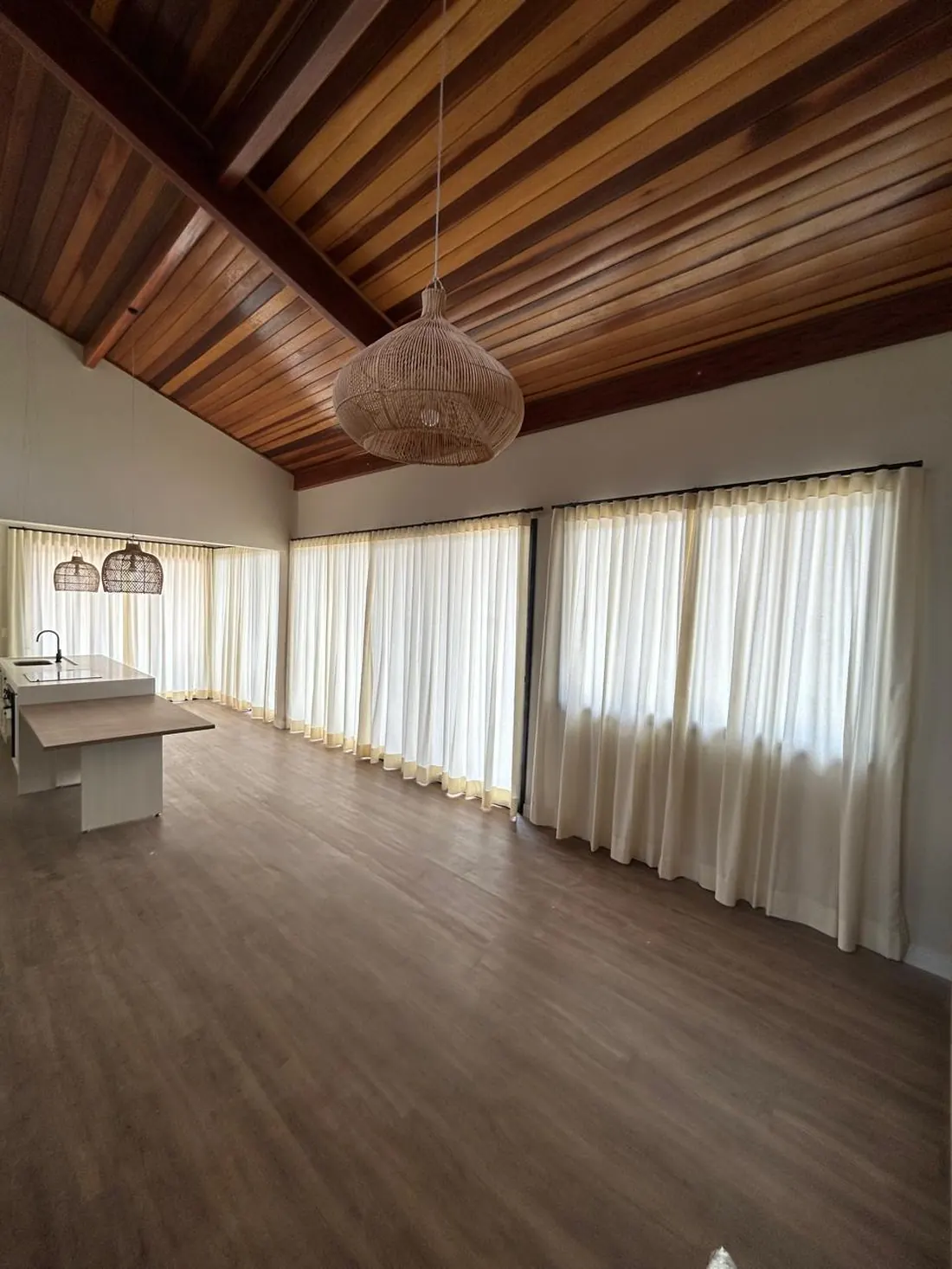 Sala integrada de pé direito alto com cortinas sob medida — tipo ideal por configuração de sala