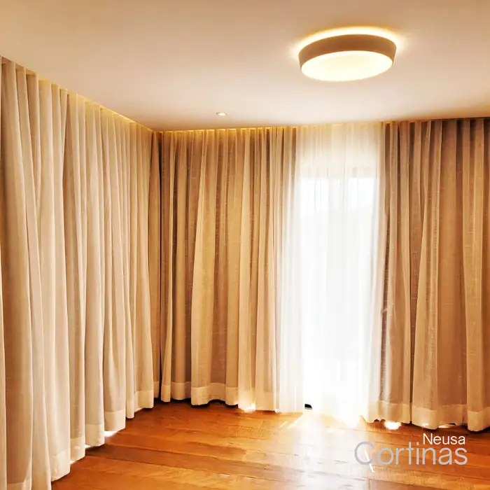 Cortina de linho com sheer sobreposto em sala premium