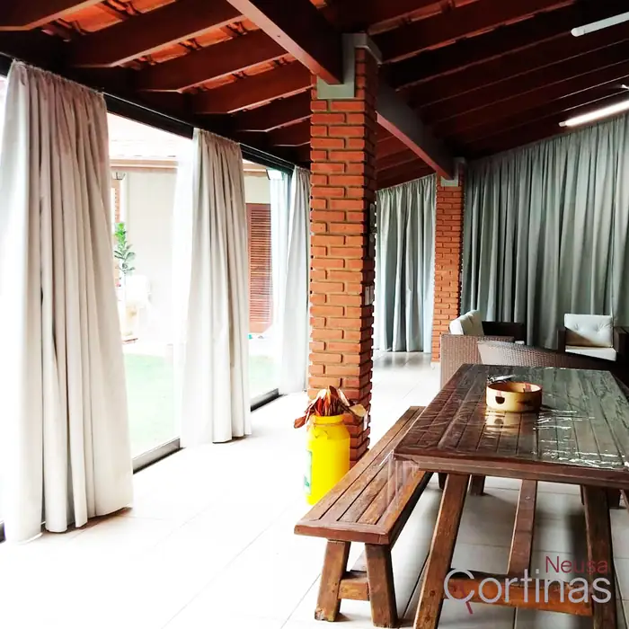 Cortina sob medida em ambiente residencial