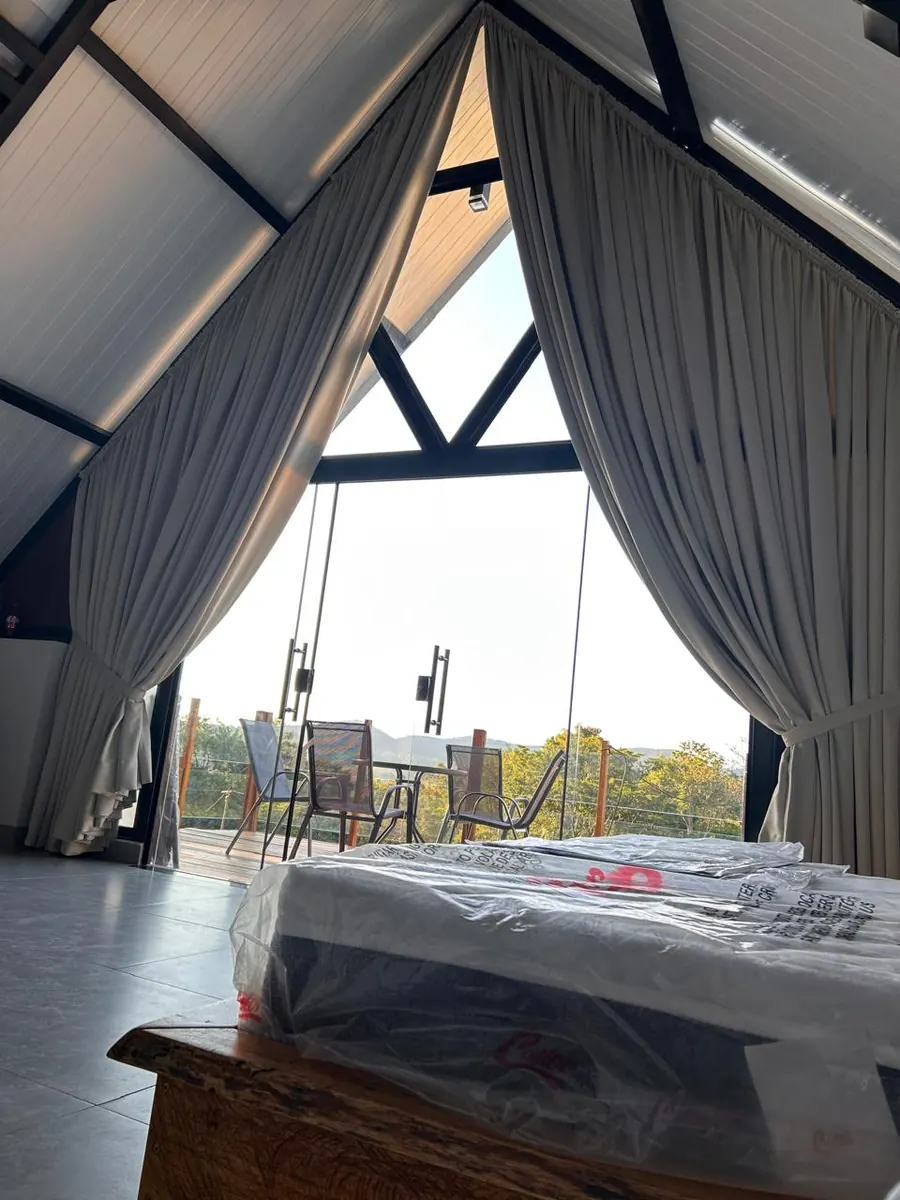 Casa de campo em Piracaia com janela ampla A-frame triangular e cortina sob medida, vista para a natureza