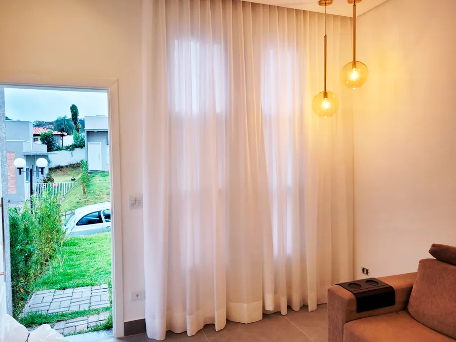 Cortina elegante sob medida em sala de estar de pé direito alto