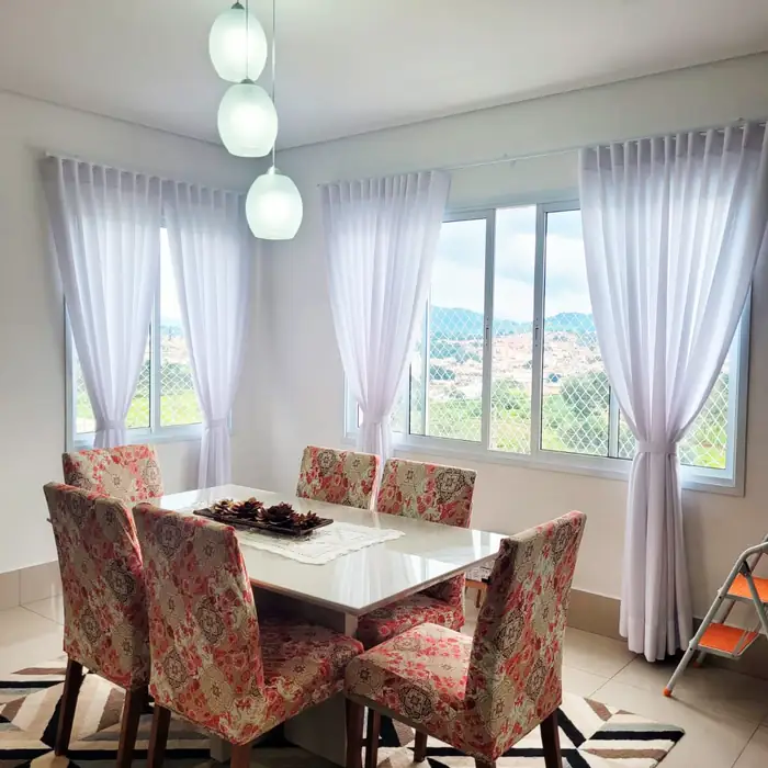 Cortinas sheer em sala de jantar com vista da serra de Atibaia