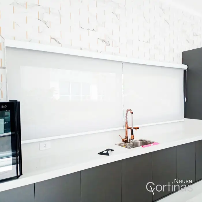Persiana rolo de tela solar em cozinha moderna