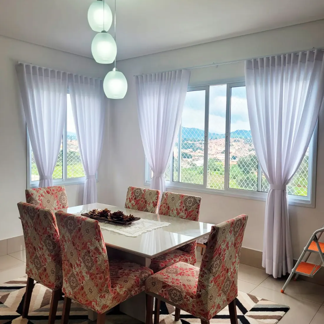 Cortinas sob medida em sala de jantar de Atibaia — projeto com orçamento local da Neusa