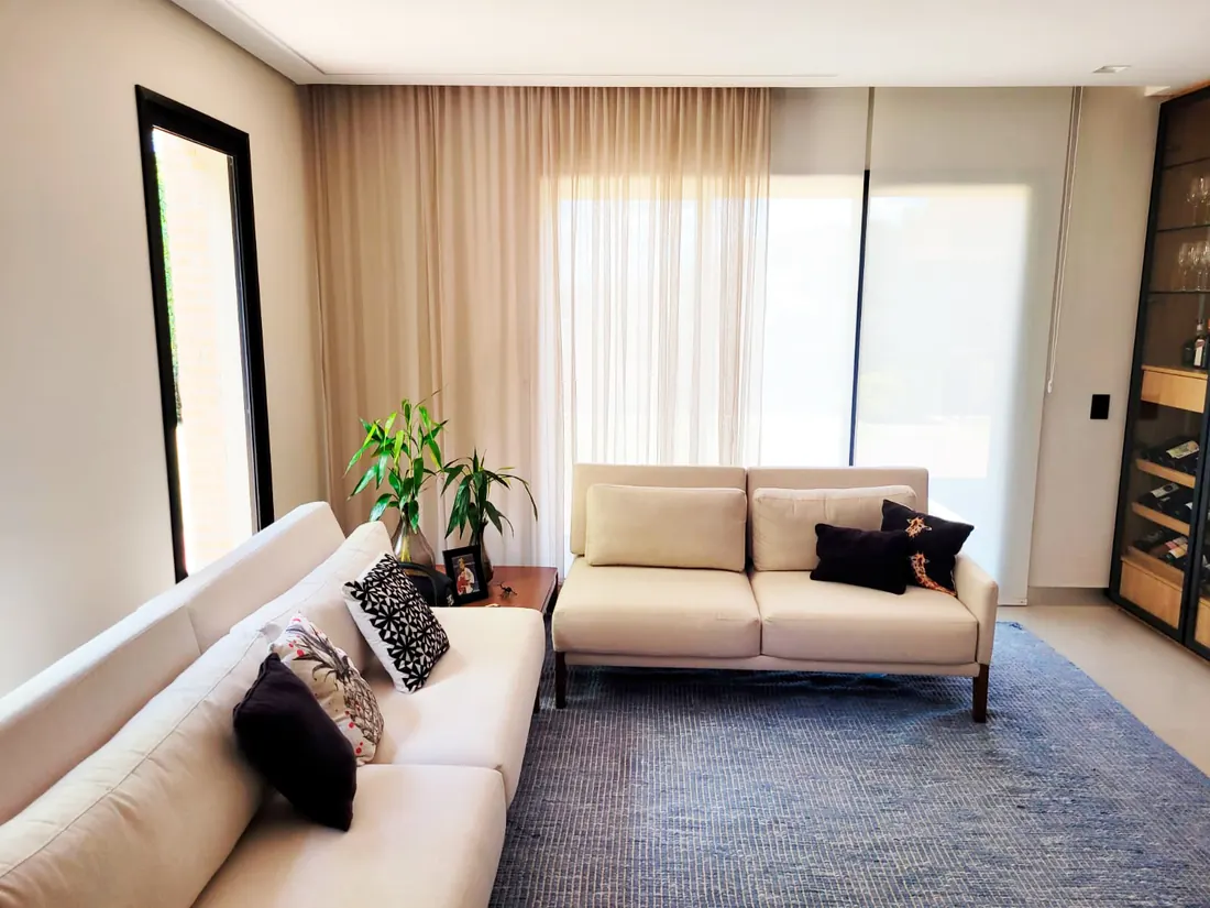 Cortinas em área externa de varanda ampla de casa de campo — solução outdoor